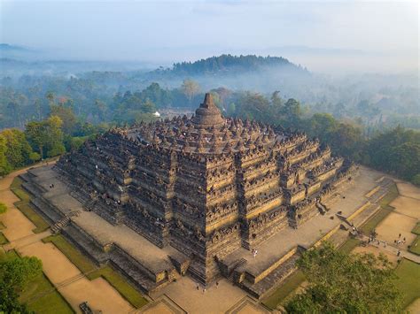  「ボロブドゥール寺院」の壮麗な浮き彫りと神秘的な仏教の世界